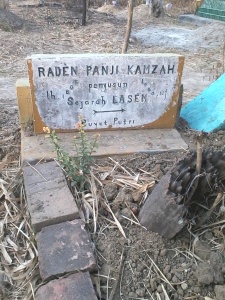di batu nisan Raden Panji Kamzah terpahat tulisan "RADEN PANJI KAMZAH penulis Sejarah Lasem" dan keterangan tahunnya "th 1805 wf 1900" dengan tanda panah bertuliskan "Buyut Putri" mengarah ke makam di sebelah timurnya.